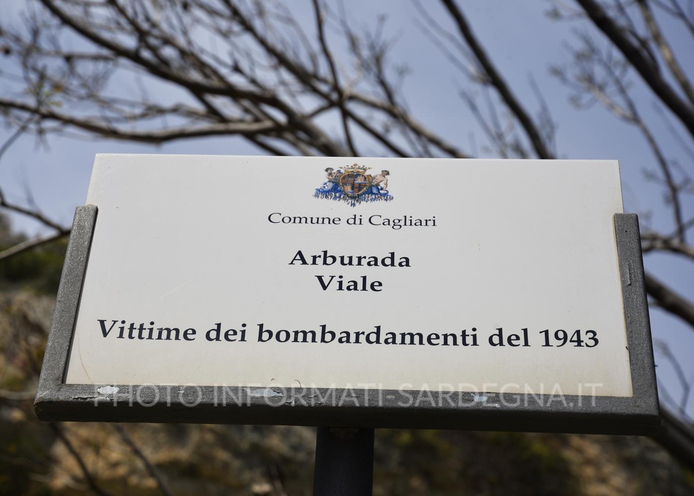 Targa esposta ai Giardini pubblici di Cagliari in ricordo dei morti del 1943