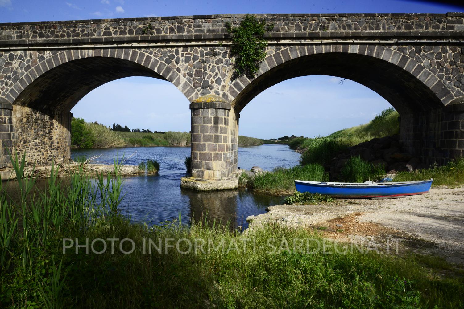 paesaggio-fiume-cedrino-orosei.jpg Le pietre in basalto lavorato che compongono l’arco del ponte ottocentesco