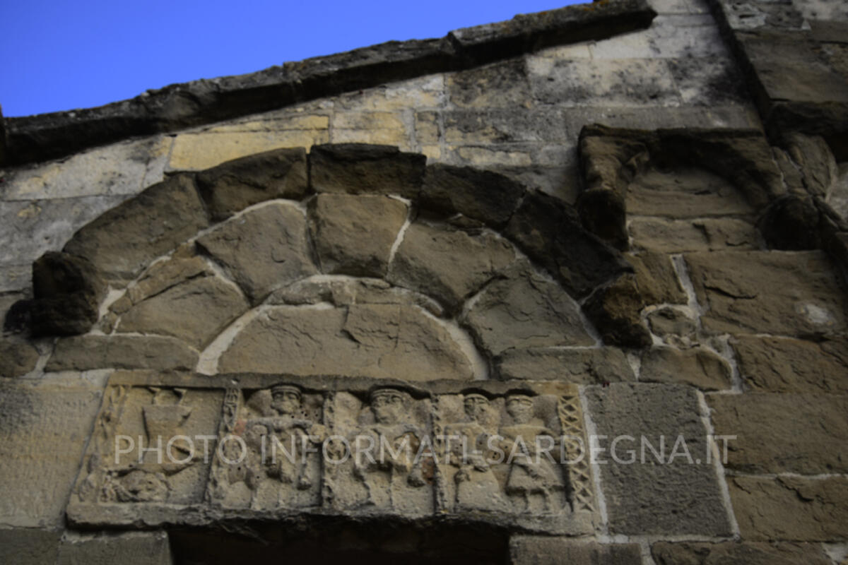 L'architrave con le raffigurazioni antropomorfe 