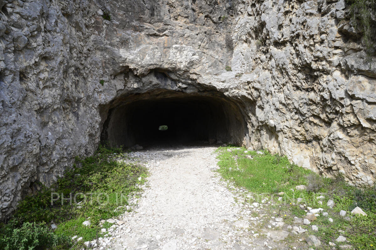 Galaria Etza: ingresso dal versante di Cala Gonone