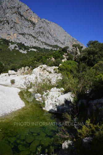 Il fiume ai piedi del Supramonte 