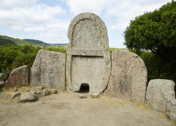 Tomba dei Giganti S'Ena e Thomes, Dorgali