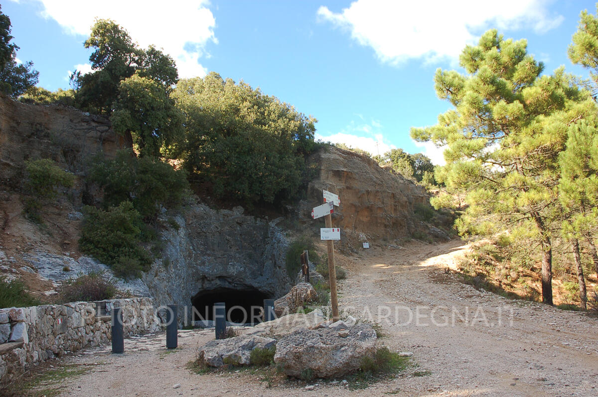 Galaria Etza: ingresso dal versante di Cala Gonone