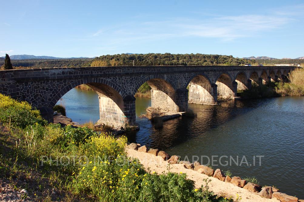 Vista del lato est del ponte romano di Orosei con il paesaggio collinare sullo sfondo