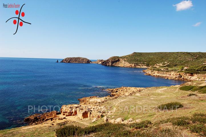 S’Enna de S’Arca: mare cristallino, scogliere basaltiche nella Costa Verde