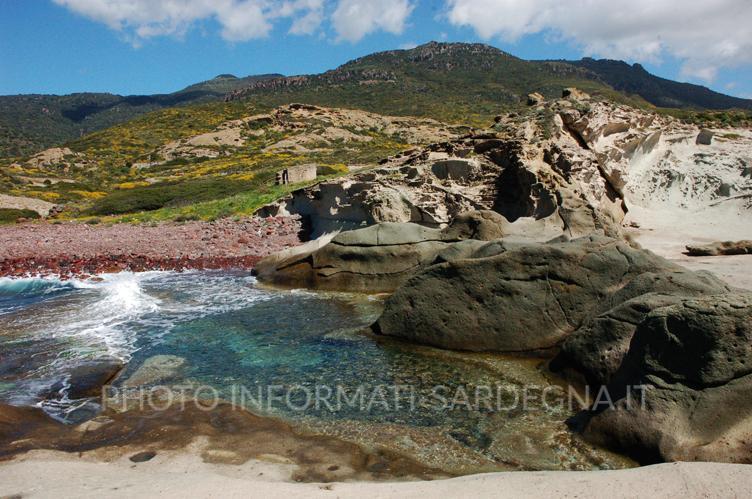 Bosa, Sardegna. Formazioni rocciose lungo costa