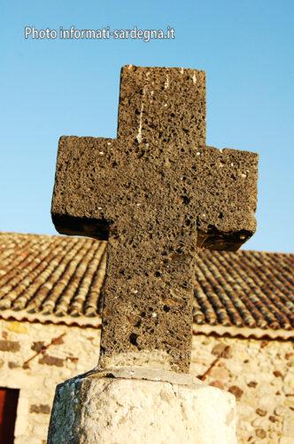 La croce in basalto nel cortile della chiesa di Sant’Antonio di Salvenero a Ploaghe