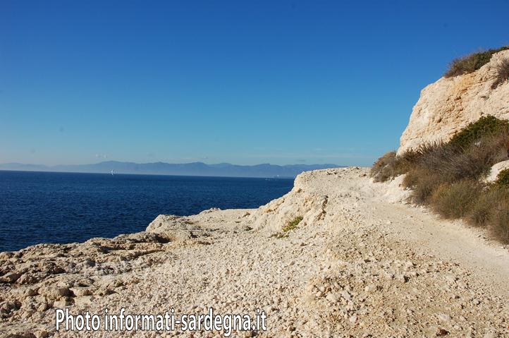 Sentiero costiero ai piedi del colle di Sant'Elia, direzione ovest. Cagliari 