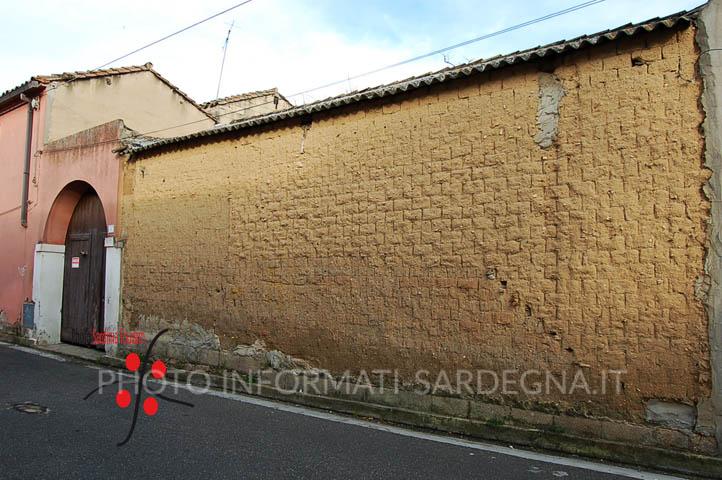 Campidanese con portale di ingresso a volta