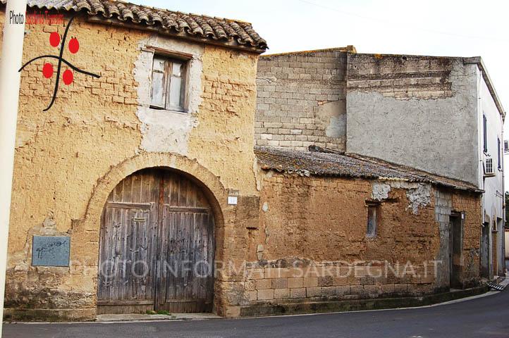 Caratteristica casa campidanese con portale di ingresso a volta
