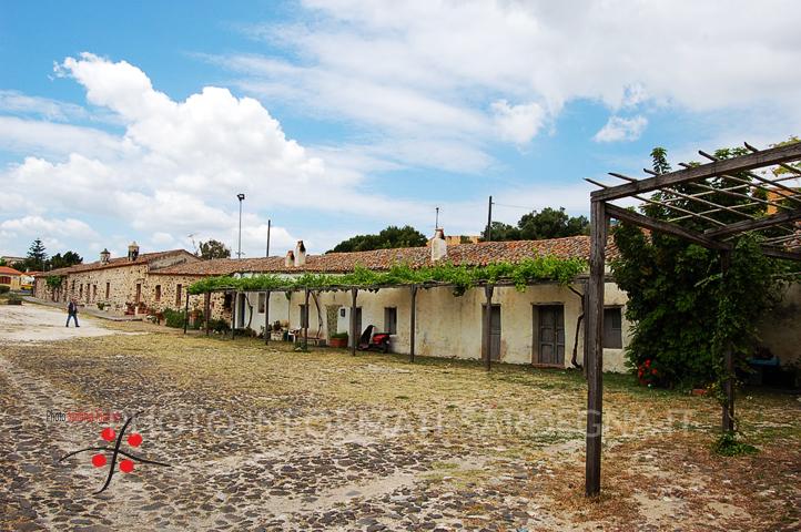 Gli alloggi per i pellegrini, la corte e la torre medievale