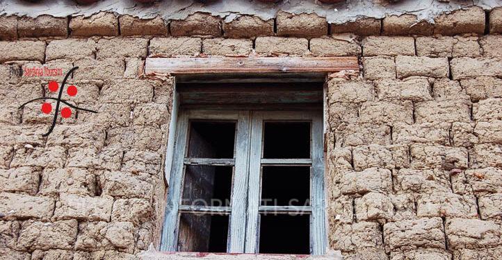 Particolari dei mattoni di paglia e fango del Campidano