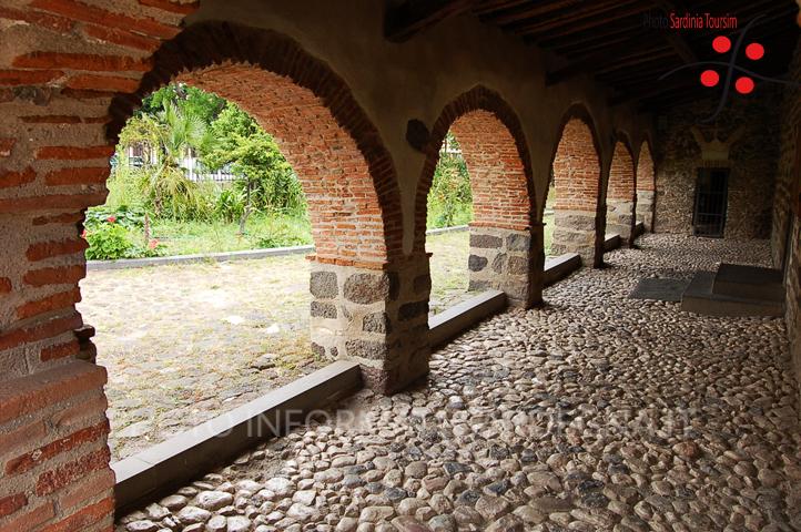 Il porticato della chiesa di Sant'Antonio Abate a Orosei