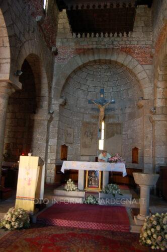 Interni della chiesa con gli evidenti segni dello stile romanico
