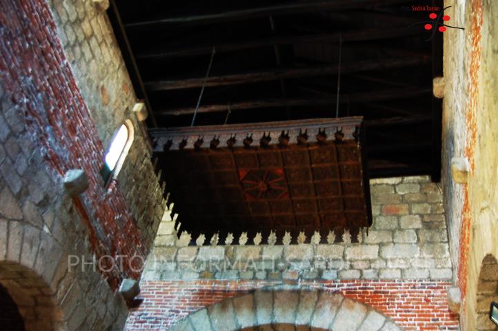 Interni della chiesa con gli evidenti segni dello stile romanico