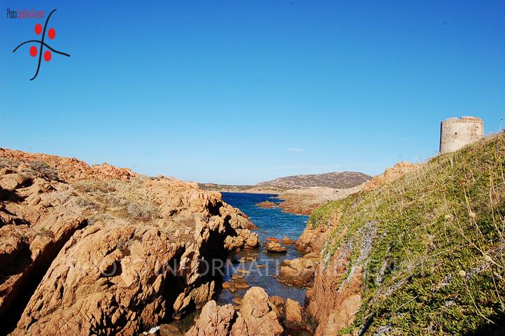Torre aragonese domina la scogliera. Trinità d'Agultu e Vignola 