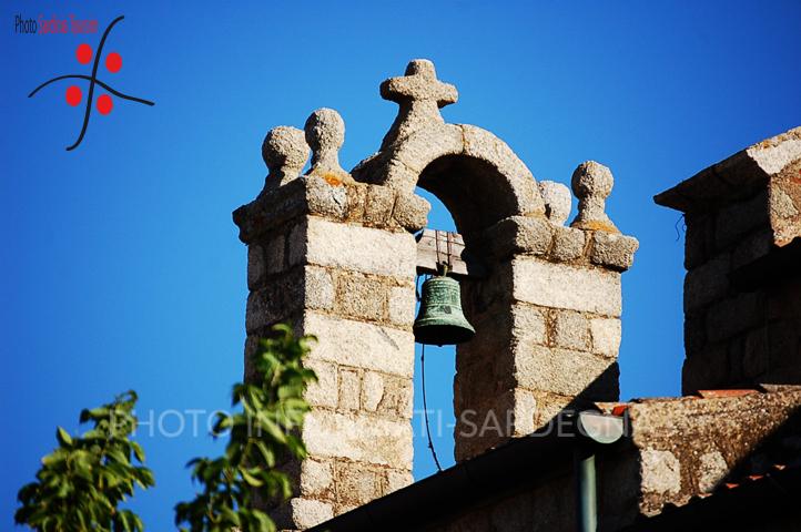 Il campanile della Basilica di San Simplicio in puro stile romanico