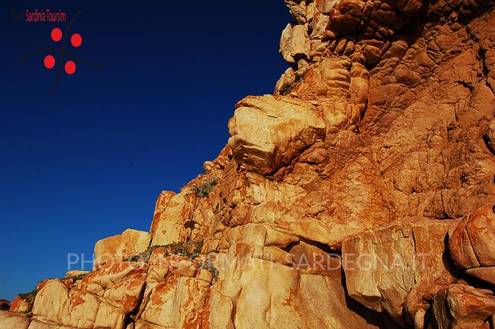 Isola Rossa: la scogliera