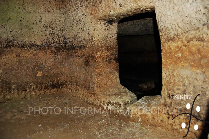 Necropoli di Filigosa: l'ingresso ad una nicchia