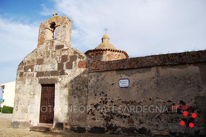 Il caratteristico ingresso principale della chiesetta. Massama