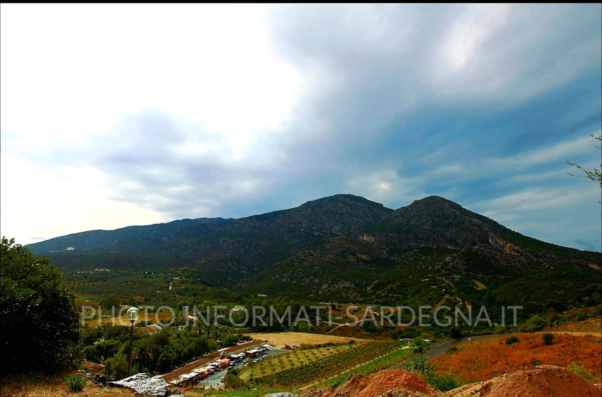 La montagna vista da Orosei. Foto: Daniela Rosu