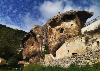 La Casa nella Roccia, Sedini