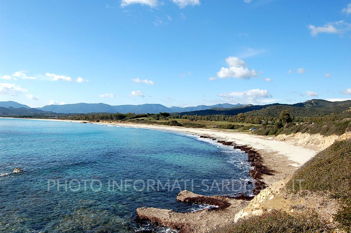 La spiaggia vista dal nuraghe di Porto Pirastru
