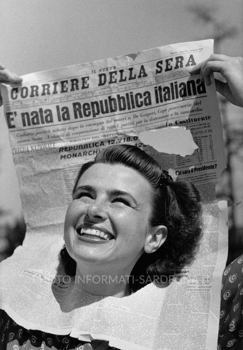 Anna Alberti, impiegata dell'Avanti! celebra la nascita dell Repubblica, in uno scatto di Federico Patellani per Il Tempo