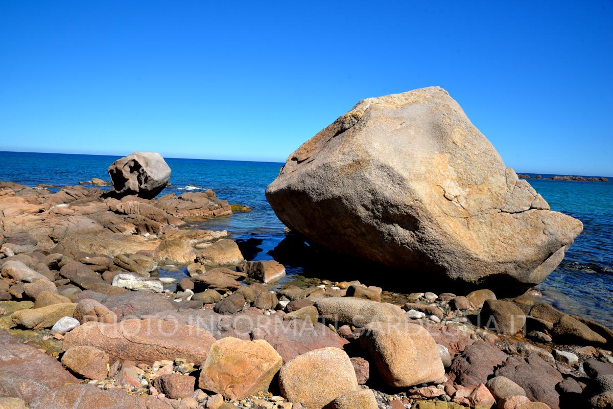 Le particolari forme rocciose di questo tratto di mare, Cardedu