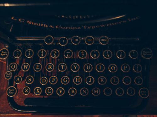 Macchina da scrivere e Informati Sardegna. Foto di Andrew Seaman su Unsplash
