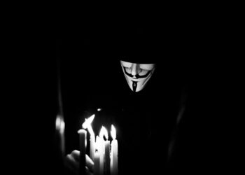 Saviano sotto scorta Foto di Elimende Inagella su Unsplash