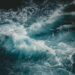 Onde correnti e maree. Foto di Jakob Owens su Unsplash