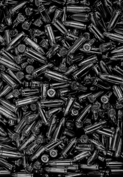 Bossoli di arma da fuoco. Foto di Jay Rembert su Unsplash