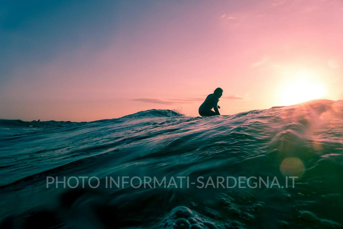 Surf in Sardegna. Foto di Linus Nylund su Unsplash