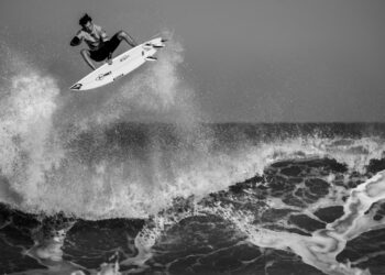 Surf in Sardegna. Foto di Mathieu CHIRICO su Unsplash