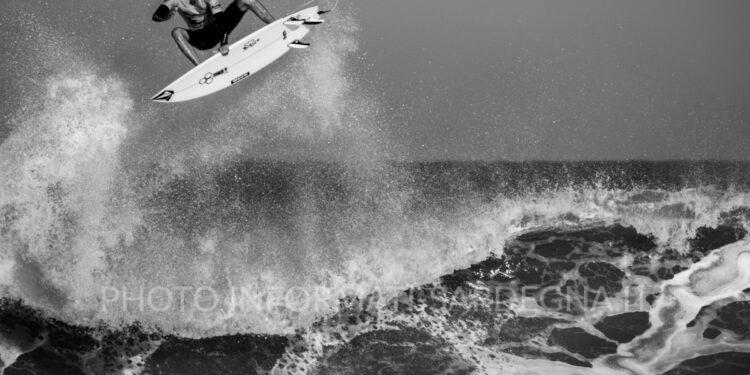 Surf in Sardegna. Foto di Mathieu CHIRICO su Unsplash