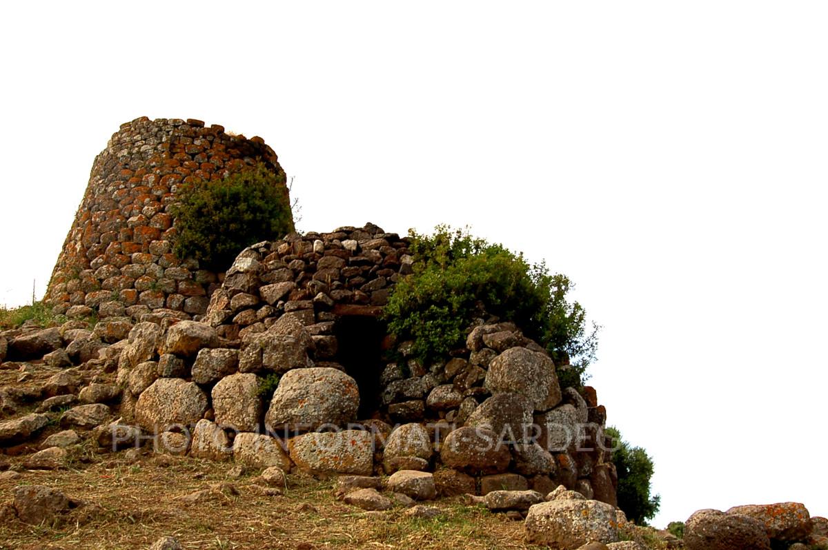 Nuraghe e capanna