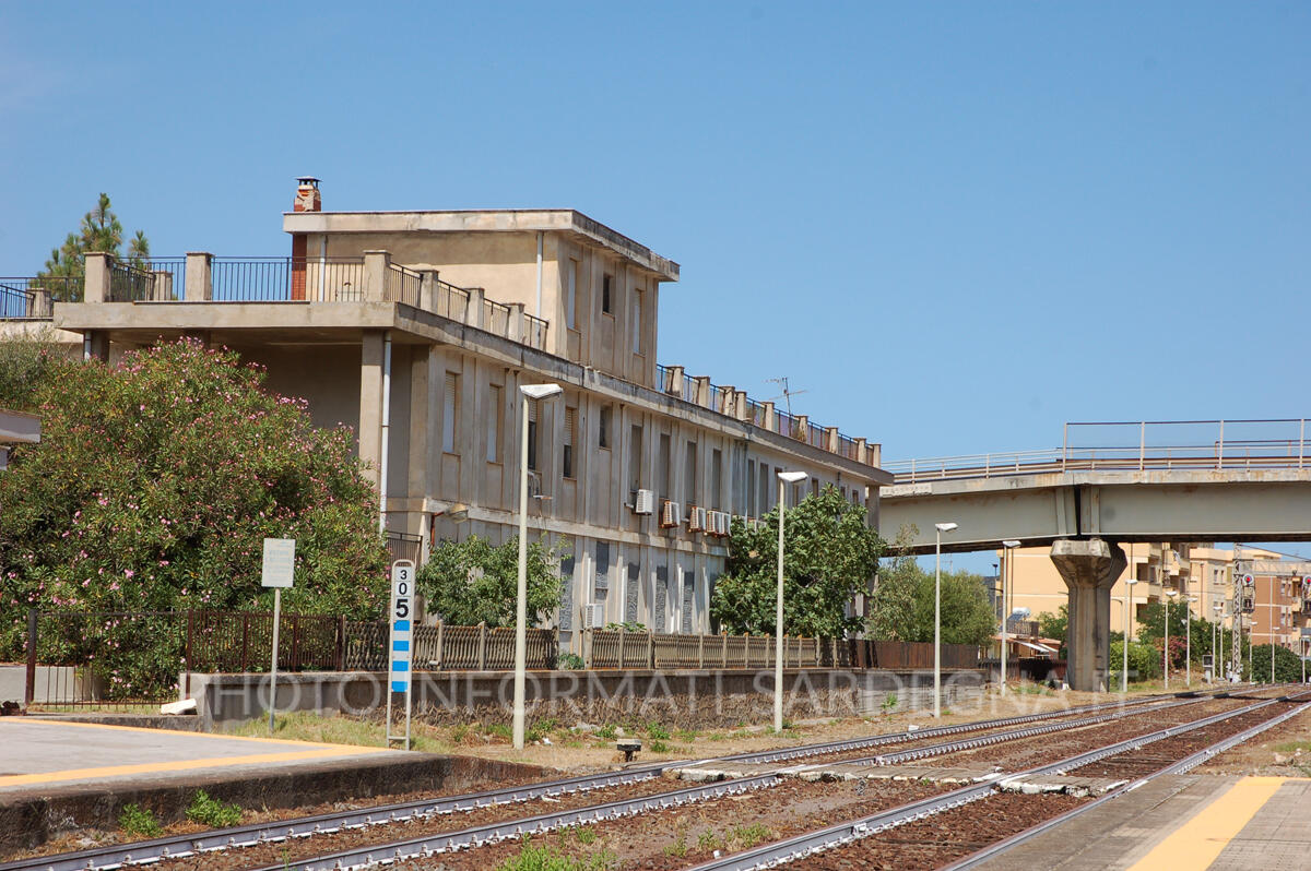 Lo scalo ferroviario di Golfo Aranci con l'ex dormitorio per i ferrovieri a sinistra