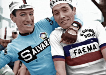 Gimondi e Merckx scherzano prima della partenza di una tappa al Giro di Sardegna 1968