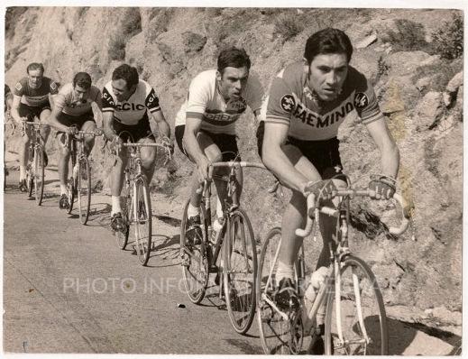 Merckx guida il gruppo al Giro di Sardegna 1970. Si riconoscono tra gli altri Felice Gimondi (il quarto)