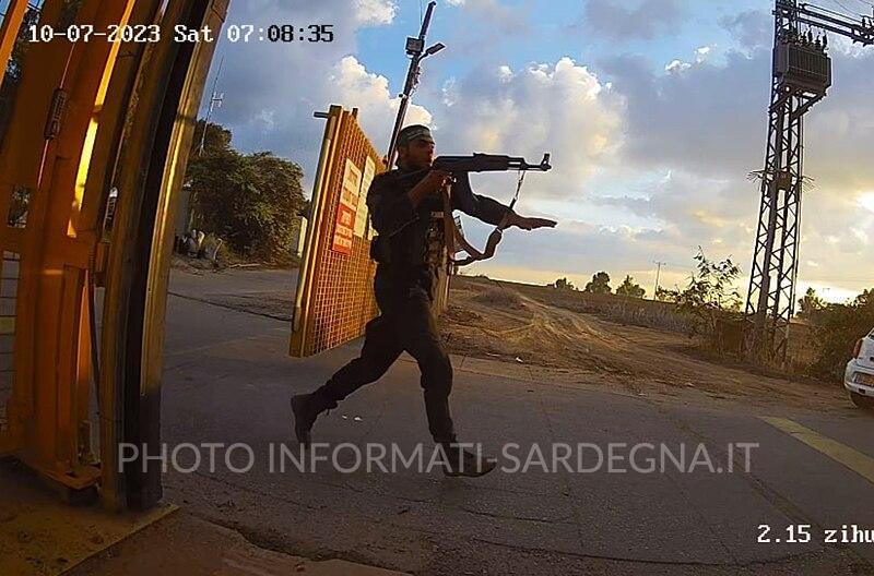 Irruzione di un combattente di Hamas in un Kibbutz israeliano il 7 ottobre 2023. Foto: CCTV footage