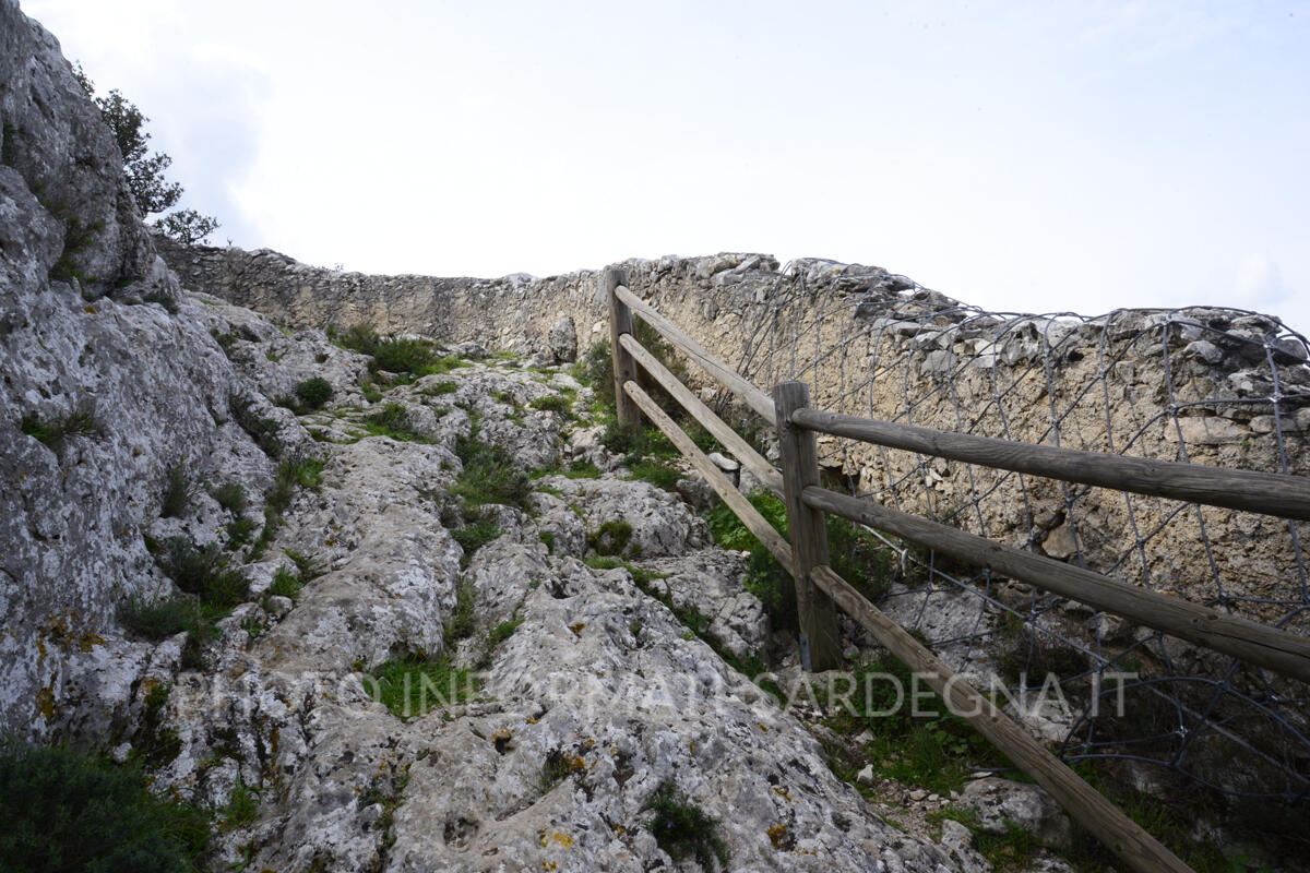 Il muraglione protettivo della scala. Dorgali