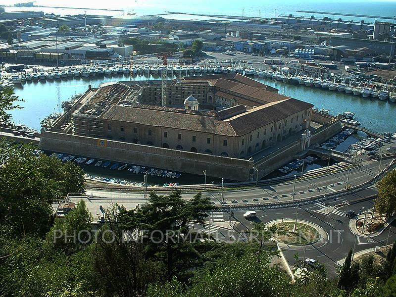 Il Lazzaretto di Ancona (1743), alle porte del porto. Fu realizzato per confinare in isolamento i malati di peste o di lebbra. Foto: Mungany, 2006.
