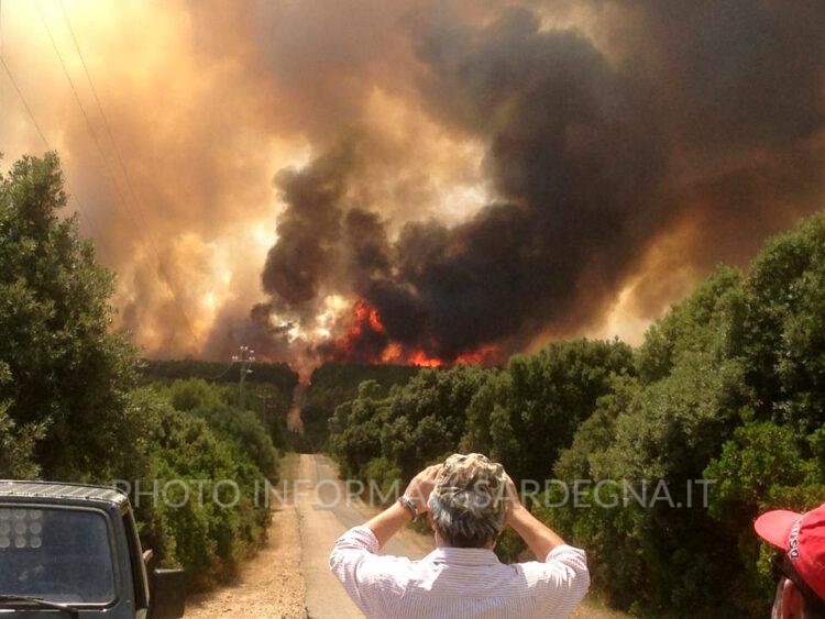 Incendio in corso blocca il traffico su una statale. Sardegna