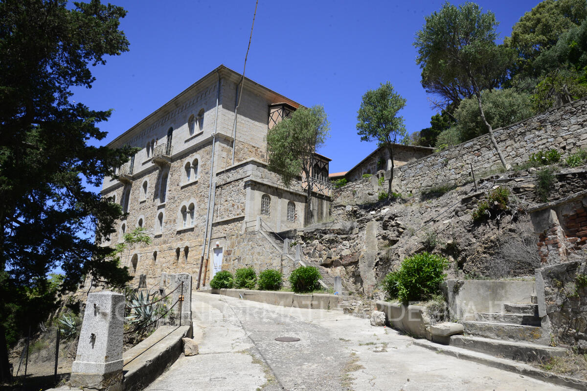 Il palazzo degli uffici con la mansarda di lusso per la famiglia del direttore a Ingurtosu