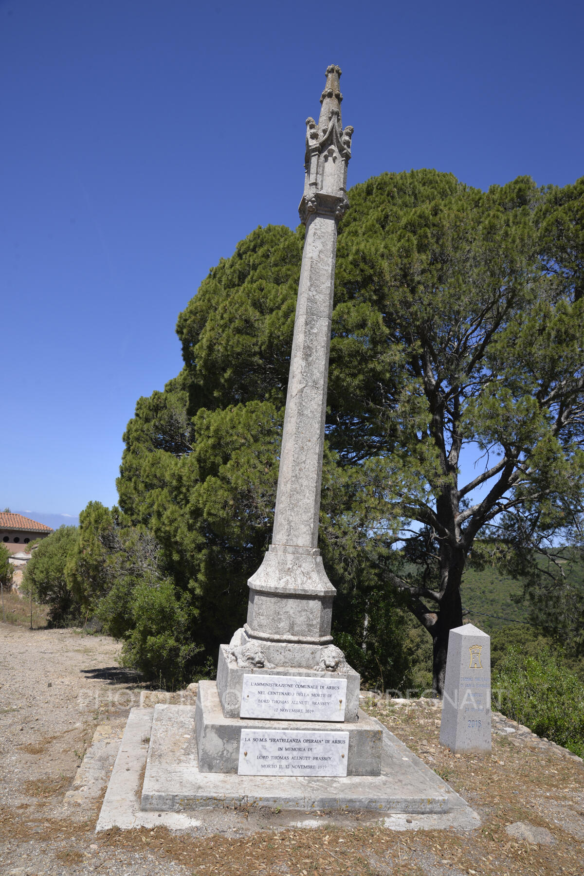 Il monumento dedicato a Lord Thomas Allnutt Brassey