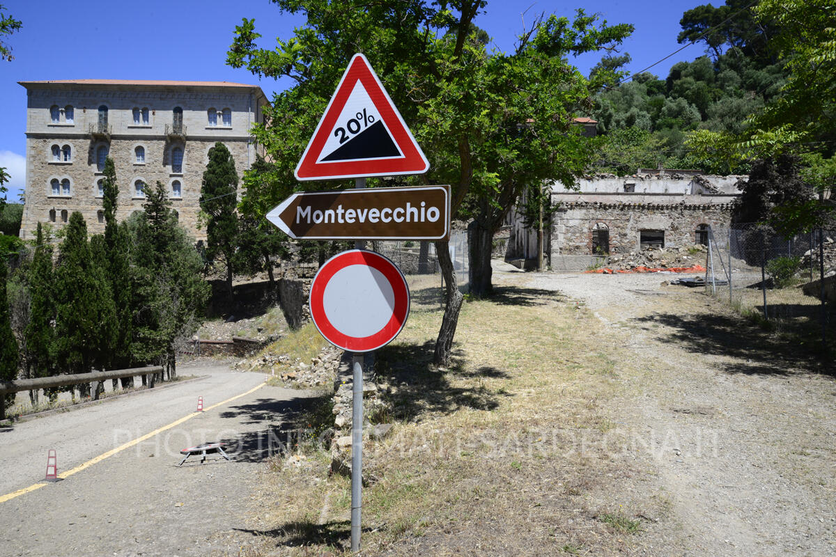 Il palazzo della direzione vista nella sua posizione dominante sul villaggio di Ingurtosu