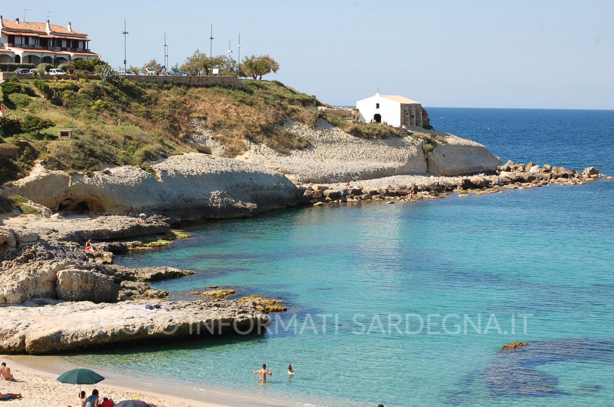 La chiesetta vista dalla spiaggia