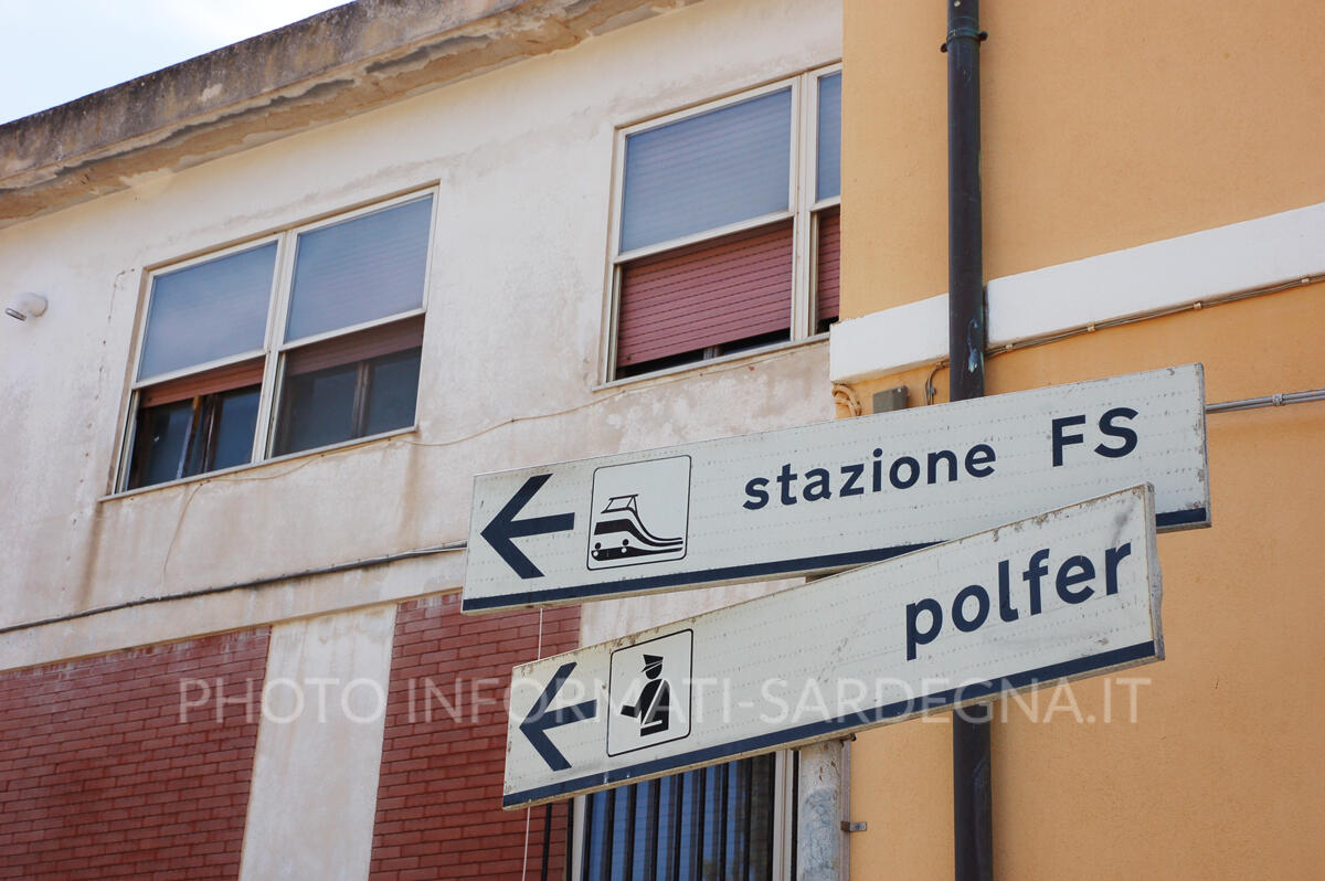 Vecchia cartellonistica nei pressi dello scalo di Golfo Aranci