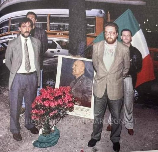 Ignazio La Russa,  oggi Presidente del Senato, ricorda Mussolini in una commemorazione a Milano negli anni '90. 